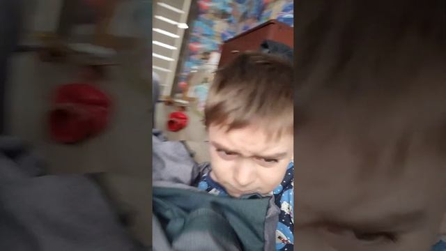 в конце очень больно ударился об стул и комод повторять не советую смотреть онлайн