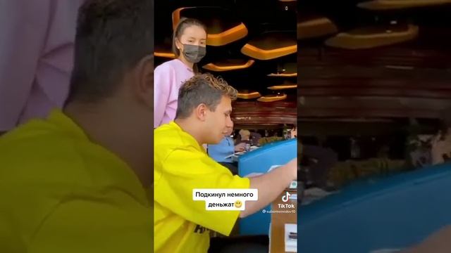 Субо дал официантке на чай очень много денег. смотреть онлайн