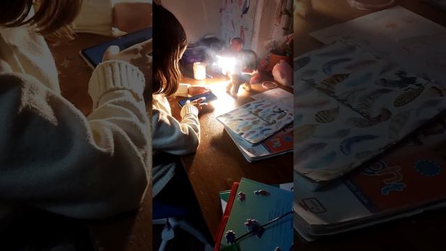 трое детей делают домашние школьные уроки. Как делают домашку ваши дети? смотреть онлайн