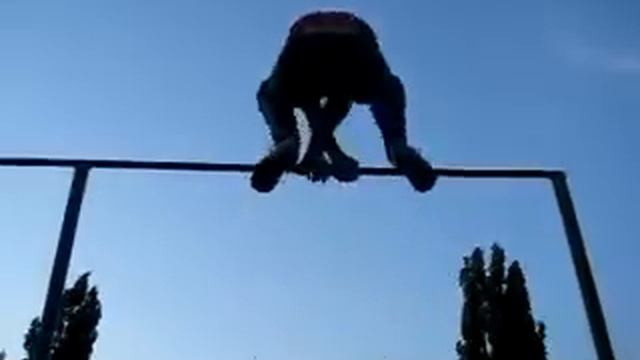 Турник. Обороты стоя с поворотом (БМВ)