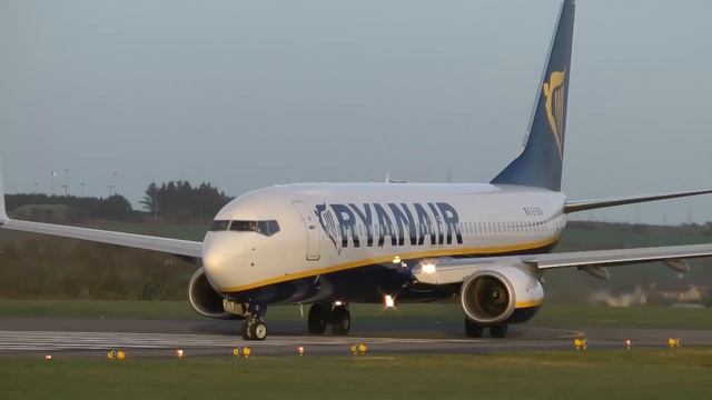 Ryanair Boeing 737-800 - Stunning Winter Sunlight Takeoff @Cork Airport смотреть онлайн