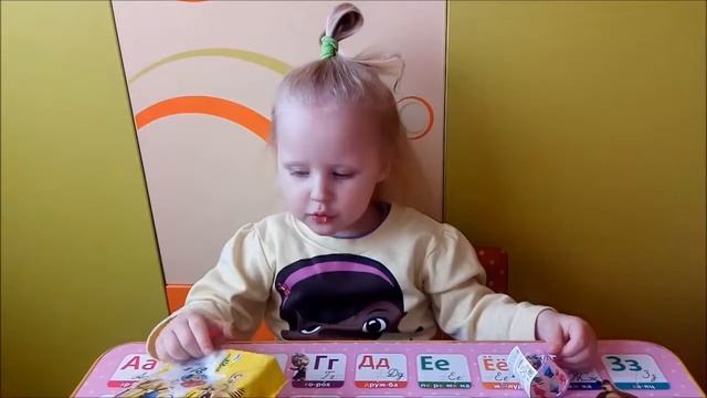 Распаковка сюрпризов/шоколадный шар ТРОЛИ/Круассаны ЧИПИКАО открываем и играем с фишками смотреть онлайн