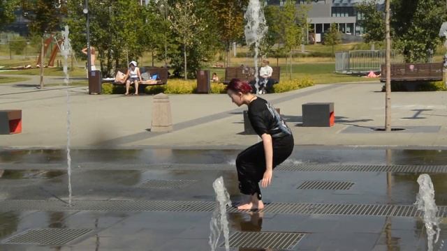 Girls, fountain and wet trousers and dresses-1 ! / Девушки, фонтан и мокрые брюки и платья-1 ! смотреть онлайн