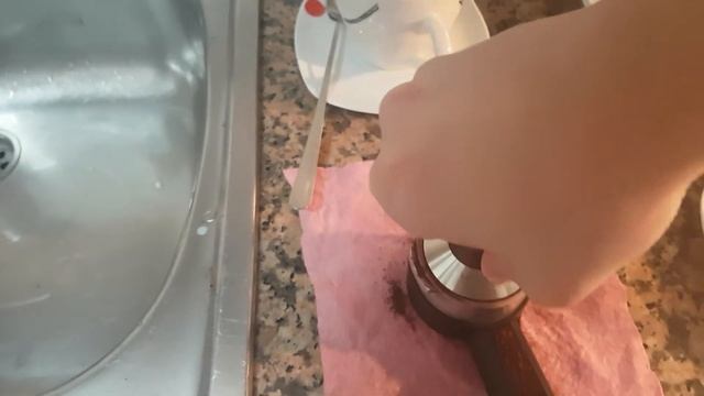 Double espresso with Poemia, modified non pressurized portafilter, and Graef CM 702 coffee grinder смотреть онлайн