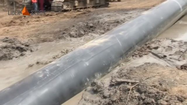 Работа ГНБ установки. Протягивание трубы (видео с объекта) смотреть онлайн