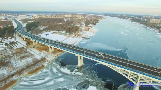 Аэросъемка Дубна с квадрокоптера. Движение по мосту. смотреть онлайн