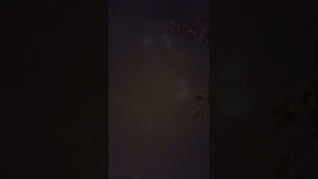 Жители Тольятти заметили странные светящиеся шары в небе и предположили, что это НЛО смотреть онлайн