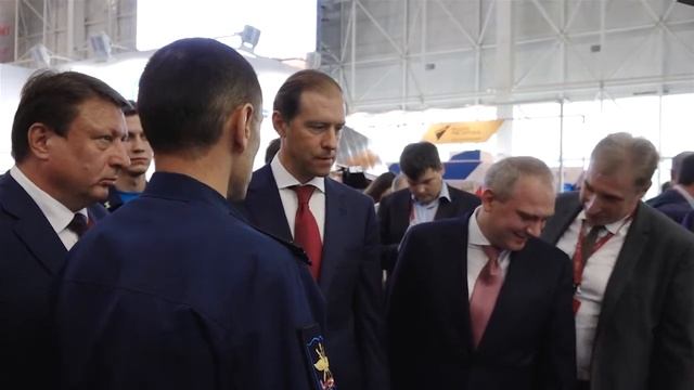 Министр промышленности и торговли РФ Денис Мантуров у стенда предприятий «Социума» на «Армии-2018» смотреть онлайн