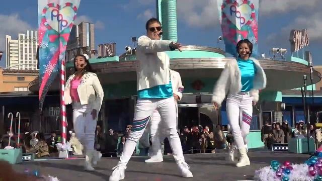 USJ　大人気のパワー・オブ・ポップ：クリスマスバージョン"HOLIDAY HARTBEAT"プレ！2023.11.19四回目は、Ollieさん、Maeさん。takumiさん、Sarahさんが出演 смотреть онлайн