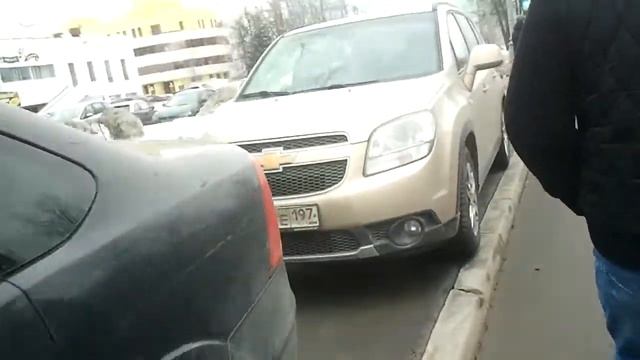 20130504_120119 Авто на тротуаре. смотреть онлайн