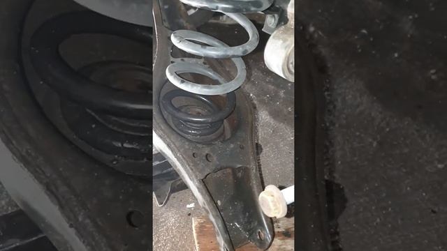 Замена задних пружин без съёмника  на фольксваген тоуран. VW Touran