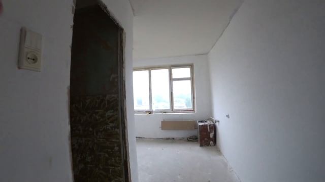 ВЫБИЛ ДВЕРЬ НОГОЙ, чтоб посмотреть. Не спрашивая 