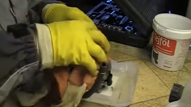 JC027 XL600V Carburettor inspection and cleaning part 1 смотреть онлайн