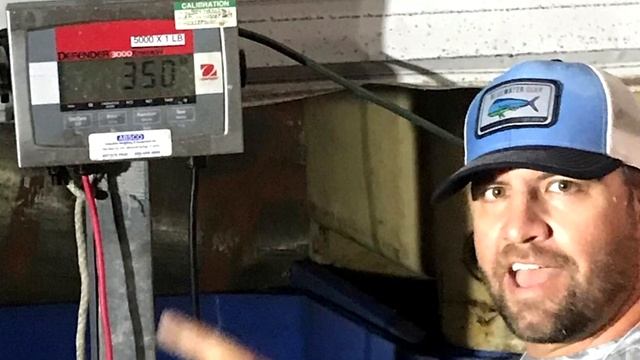 Мужчина поймал на удочку рыбу больше себя смотреть онлайн
