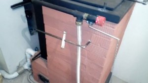 Шахтный котёл из кирпича. Приспособление для бездымной дозагрузки в работе.