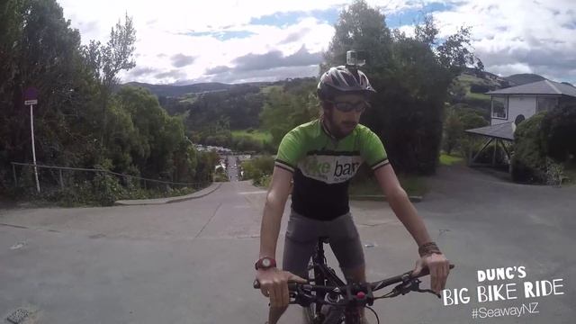 Cycling up Baldwin Street, Dunedin - steepest street in the world! смотреть онлайн