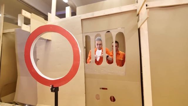 Сбегаю из 1000 Слоев Картона Челлендж! смотреть онлайн