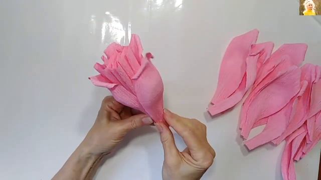 КРАСОТА из КРЕПОВОЙ БУМАГИ своими руками.поделки подарки.День матери.большие цветы бумаги. 8мартаDI смотреть онлайн