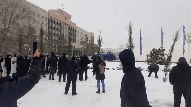 Столкновения у акимата Актобе смотреть онлайн