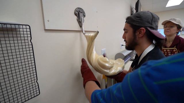 Is His Name Quick Steve? Or Sticky Steve? смотреть онлайн