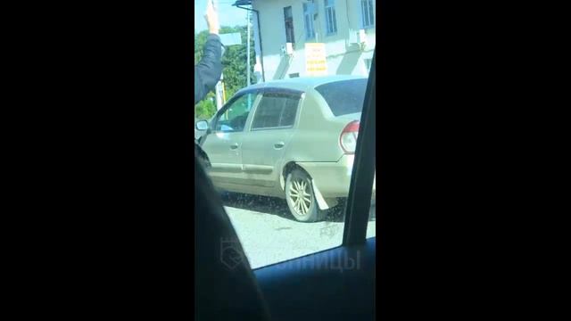 Веселая женщина ходит по городу смотреть онлайн