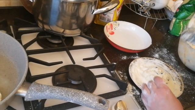 Делаем сырники #сырники #вкусно я у подруги и готовили целый день #кукинг смотреть онлайн