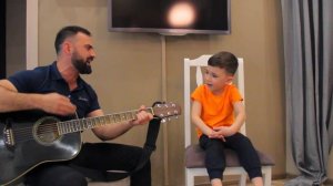 под гитару поем с Эмилем #пластиночка #ярославсумишевский