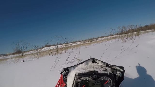 зажег на спортивном снегоходе LYNX по глубокому снегу смотреть онлайн