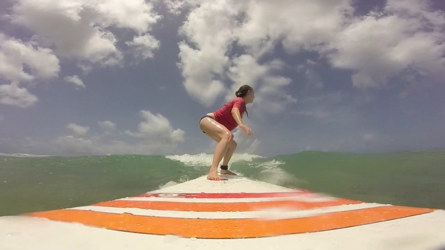 Девушка занимается сёрфингом смотреть онлайн