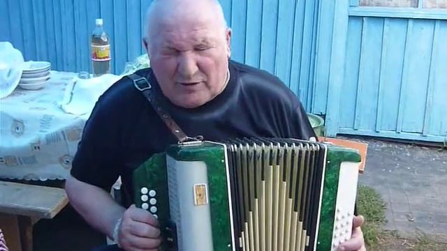 Дедушка играет на баяне смотреть онлайн