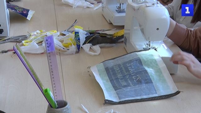 Севастопольцы шьют экосумки из вторсырья для бойцов спецоперации