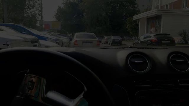 Девушка опоздала на работу из-за МУ..АКА который заблокировал ей машину во дворе смотреть онлайн