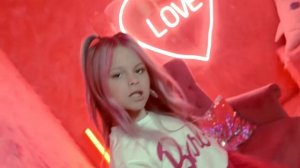 МИЛАНА СТАР В КЛИПЕ ПОД ПЕСНЮ МИЛАНЫ ХАМЕТОВОЙ ВОЗДУШНЫЙ ПОЦЕЛУЙ