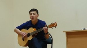 потому что  я влюблен ! твои карие глаза на гитаре ! красивая песня!