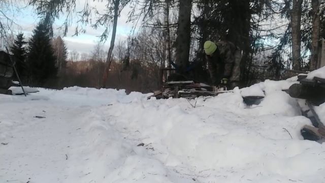 Заготовка дров в гараж. Работа на хуторе не прекращается.