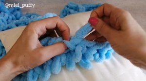 Подушка с петельками из ализе пуффи