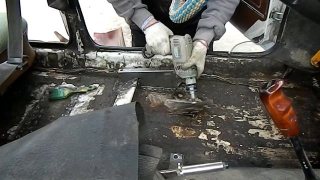 Правильная антикоррозийная обработка днища авто. Строительный грунт