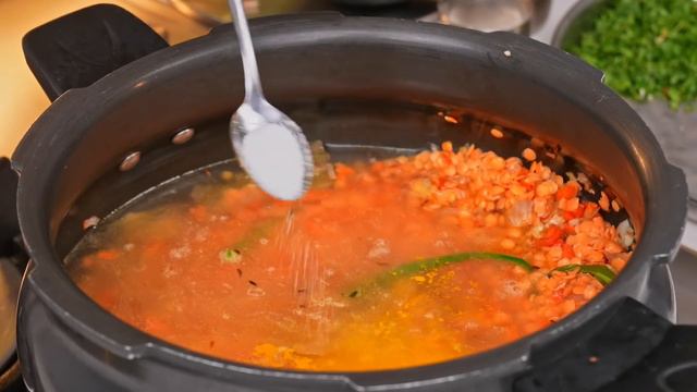 नए तरीके से बनाये लाल मसूर की हेल्दी दाल | Red Lentil Carrot Soup | Lentil Soup l Dal |Kabitaskitce смотреть онлайн