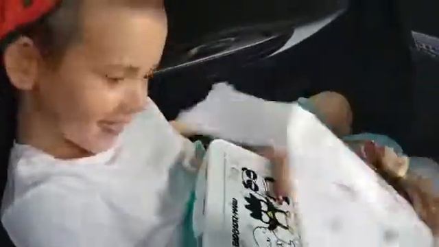 Реакция ребенка на дурацкий подарок смотреть онлайн