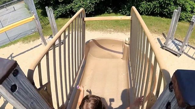 Little Marina на детской площадке в Вудс Хол с США смотреть онлайн
