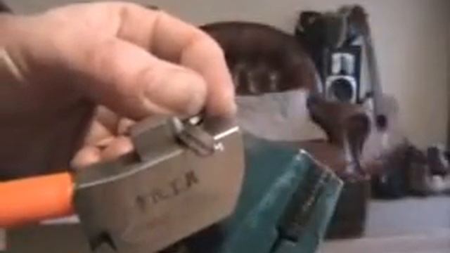 Кусачки для изготовления ключей LISHI.wmv смотреть онлайн
