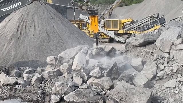 Hydraulic breaker hammer AF-135S on Volvo EC300DL смотреть онлайн