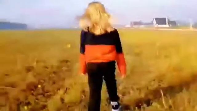 в поле с ромашками