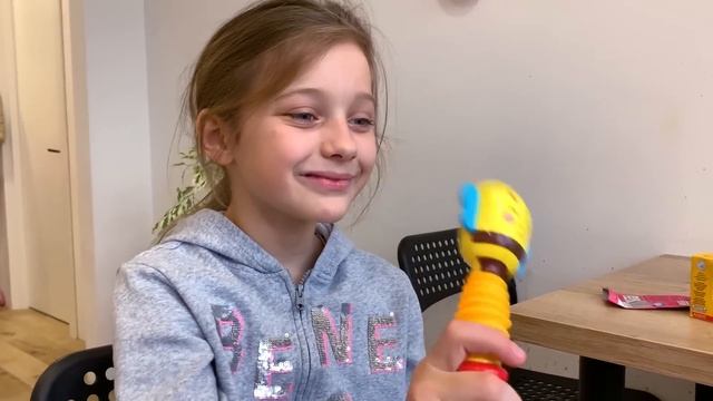 Ева съела все детские пюрешки, а малышка София хочет кушать смотреть онлайн