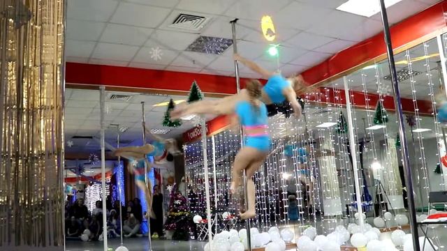 Новогодний дуэт по pole dance в "КОСМО" смотреть онлайн