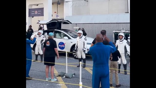 🇺🇸Кадры отправления экипажаCrew-5 Dragon к стартовой площадке смотреть онлайн