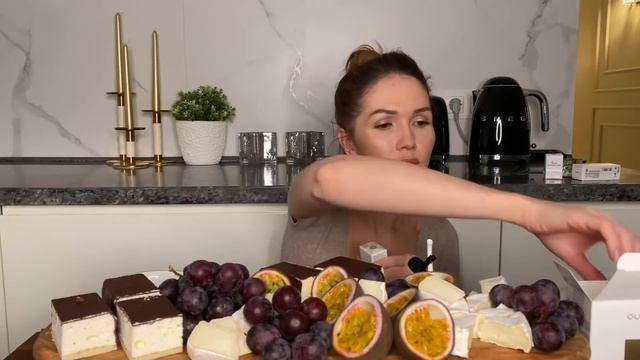 Распаковка SEPHORA | мой новый уход | фрукты и торт | Мукбанг смотреть онлайн