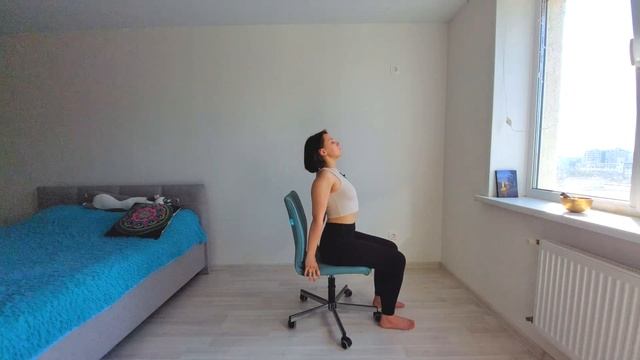 Йога на стуле| Идеальный комплекс не вставая со стула| Упражнения на растяжку, доступные каждому смотреть онлайн