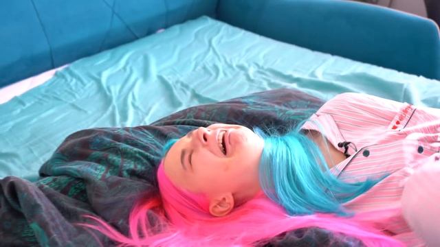 ВЫЖИВАЮ 24 ЧАСА только С ОДНОЙ РУКОЙ смотреть онлайн