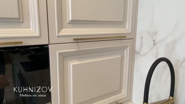 Обзор стильной квартиры с кухней в стиле неоклассика смотреть онлайн